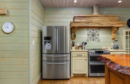 Florence House | Spacious Cabin Retreat, Private Hot Tub, Sleeps 10