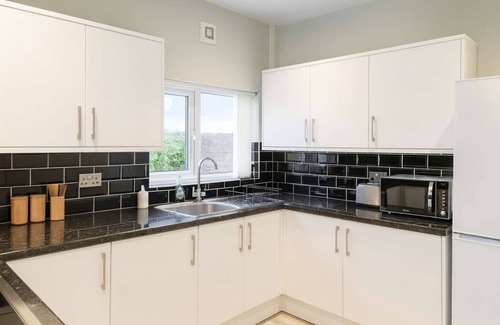 Grangetown House | Spacious Cardiff Home for 12 + Parking + Hot Tub