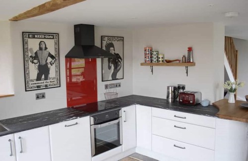 Muchelney House | Spacious Character Barn, sleeps 4, <10mins walk to fab dining pub