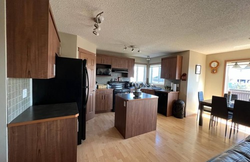 Calgary House | Spacious, comfortable, air-conditioned. Near Airport.