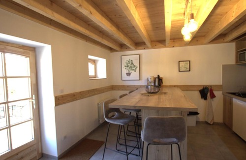 Les Salles Cottage | Spacious cottage with wooden terrace, nature and hiking