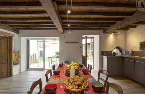 Cremeaux Cottage | Spacious cottage with terrace in Crémaux countryside