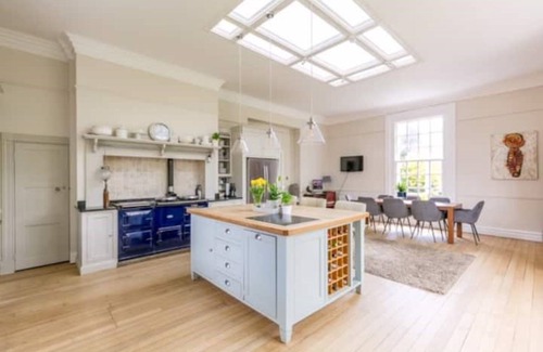 Alfold House | Spacious Country house with pool, sleeps 12. Perfect for relaxing get-away!