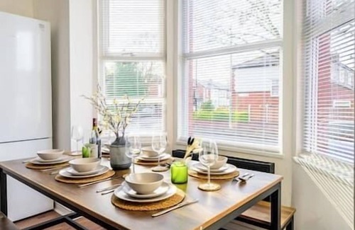 Trafford Apartment | Spacious & Cozy Manchester Stay – Great for Business & Family Trips with Parking