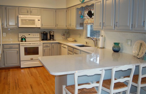 Avalon House | SPACIOUS, DOG FRIENDLY ON 75th ST -WALK TO SHOPS & NIGHTLIFE-1.5 BLOCK TO BEACH