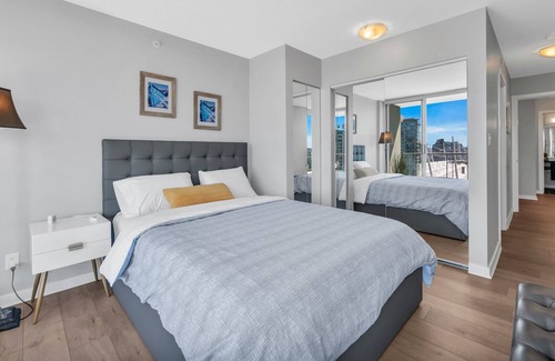 Crosstown House | Spacious downtown 2-bedroom-highrise with view, pool, gym
