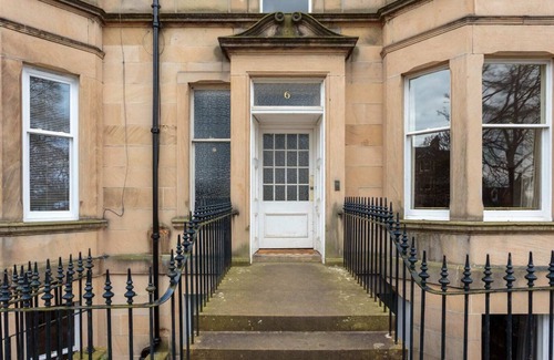 Comely Bank Apartment | Spacious drawing room apt, 10 mins to Princess st.