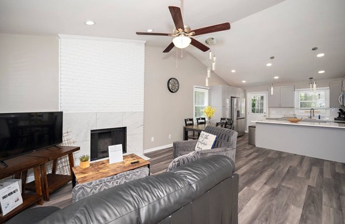 Cary House | Spacious Entire Home – Ideal for Groups & Families