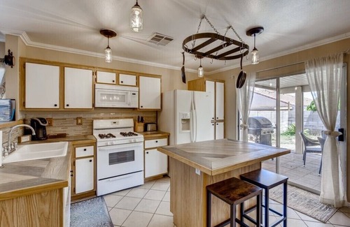 Pittmann House | Spacious Entire Home Near Airport and Downtown Perfect for Families & Work Trips