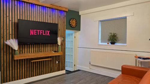 Bury Apartment | Spacious Entire House with Free Parking Perfect for Relocators Contractors and Long Term Stays