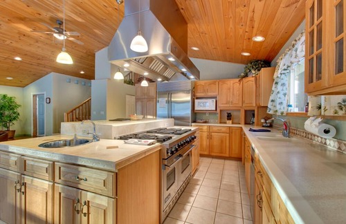 Lower Kingsbury House | Spacious Escape, Game Room, Deck, Views, Sleeps 10
