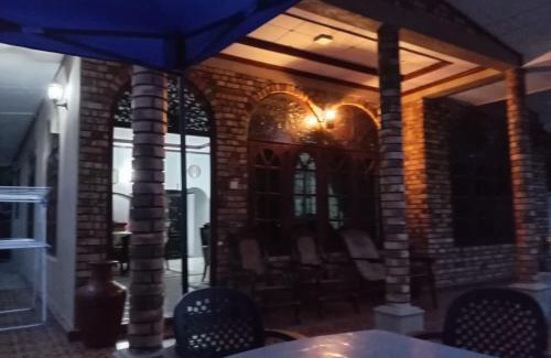 Ja-Ela House | Spacious family holiday Home Near Airport, JAELA, Aussie holiday home