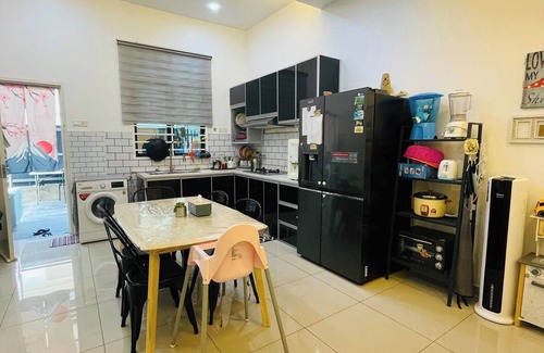 Durian Tunggal House | Spacious Family Homestay in Durian Tunggal With Private Pool