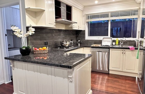 Boronia House | Spacious Family Retreat in Boronia – 5BR, 3.5BA with Mountain Views