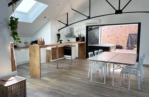 Landean Cottage | Spacious gîte with jacuzzi-sauna area, reception room and terrace with games.