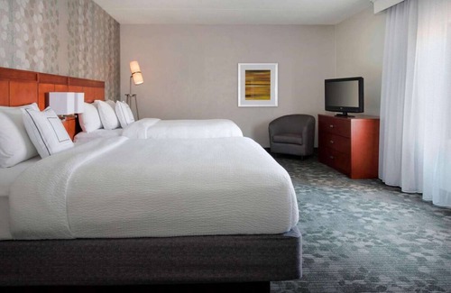Middletown Hotel | Spacious Good-Value Accommodation! Near Bowen's Wharf, Free Parking, w/Pool