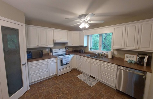 Gimli House | Spacious home minutes from the beach - family friendly, quiet neighborhood