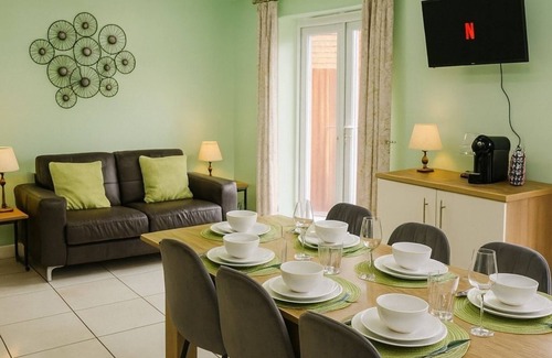 Bedford House | Spacious Home + Parking for Families & Contractors