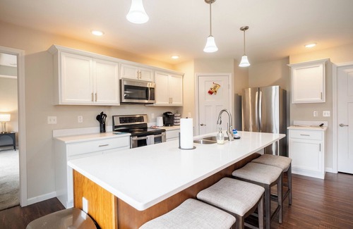 Urbana House | Spacious Home, Sauna, Fire Pit, King Bed, UIUC