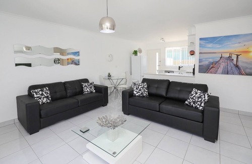 Mildura Central Business District Apartment | Spacious living, family friendly. Open courtyards. Central location Free Wi fi