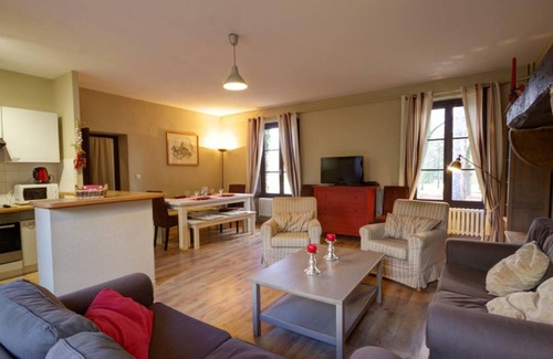 Parigny Cottage | Spacious lodge with leisure and 80 ha park, pets allowed