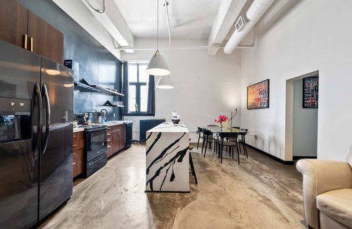 North Oakland Apartment | Spacious Loft 2 bedroom in N Oakland 400, sleeps 8