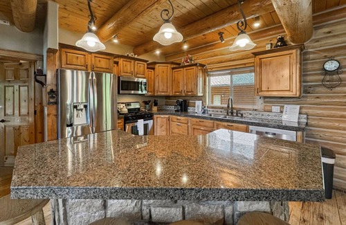 Tamarack Cabin | Spacious Log Cabin Near Tamarack w/Hot Tub!