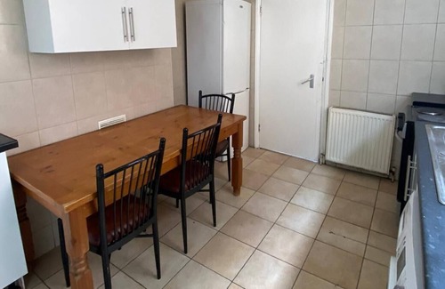 Tottenham House | Spacious London House near Tottenham Hotspur Stadium - Sleeps 16
