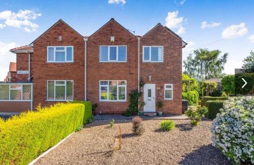 Doncaster House | Spacious Luxurious Serviced Accommodation