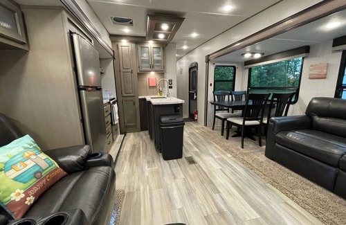 Lexington House | Spacious Luxury RV w/3BD & Cozy fireplace Chap Experience @ KHP