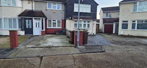 Heath House | Spacious & Modern 2-Bed House in Dagenham