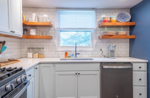 Champaign House | Spacious Modern Bi-Level: Ideal for Groups