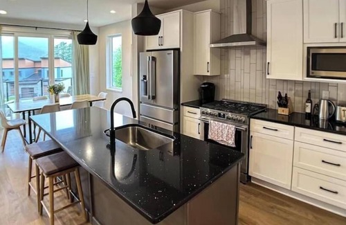 Lake George House | Spacious Modern NEW 3BR ~2400 sq ft + View