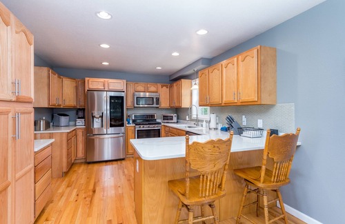 Burnsville Cabin | Spacious Mountain Cabin w/beautiful view! 3 King Beds & Spa!