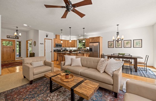 Welches House | Spacious Mt. Hood Escape - Hot Tub Sleeps 10 Game Room Near Salmon River