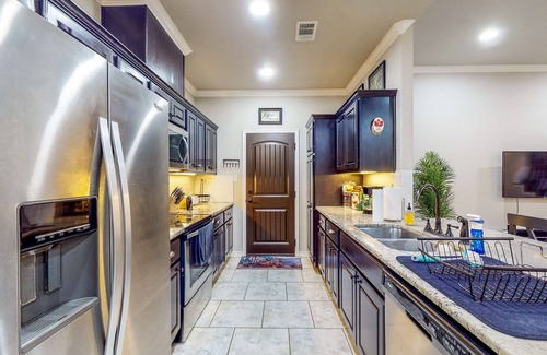 Spring Creek House | Spacious Near Campus with a grill & washer/dryer