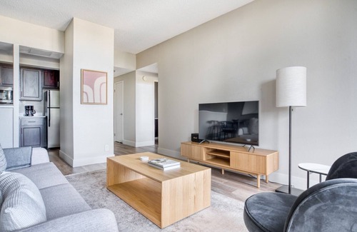 University South Apartment | Spacious Palo Alto 1BR w/Gym, Pool & Lounge, nr tech HQs, by Blueground