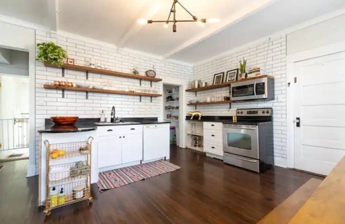 Bel Aire House | Spacious Party Hangout 10 minutes downtown
