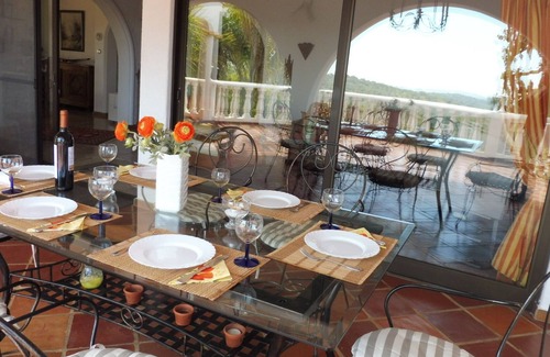 Quinta das Raposeiras Villa | Spacious, Pool Villa, southern slope location with stunning sea views free Wi-Fi train.
