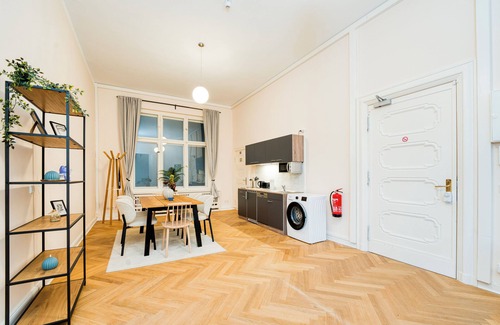 Wilmersdorf Apartment | Spacious & Private Apartment, Sleeps 6, Family & Group Friendly, 70m to Metro