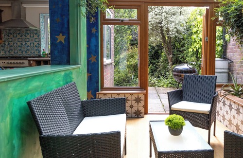 Frome House | Spacious radiant 4 bed home - 10 minute walk to Frome town centre