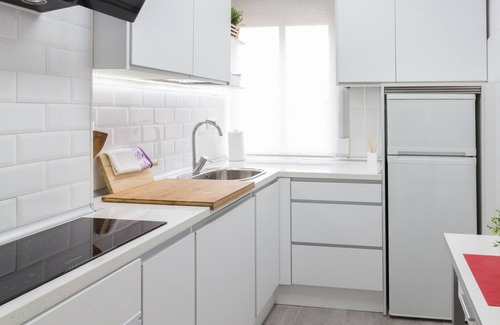 Logrono City Centre Apartment | Spacious & Renovated 2BR Apt with Parking, Near Calle Laurel, Logroño