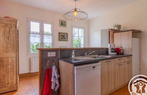 Boce Cottage | Spacious Retreat: 5BR, Games Room, Forest Edge, and Large Garden Close to Château and Zoo