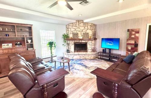 Beaumont House | Spacious Retro 2BR 3BA In Quiet Neighborhood