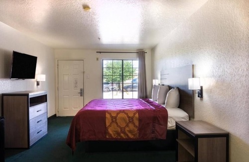 San Antonio Hotel | Spacious Room Close to Six Flags & River Walk Parking Included