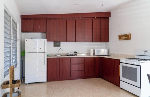 San Jose House | Spacious SINGLE STORY spacious 3bd + 1 with A/C. 3 side wrap around veranda.