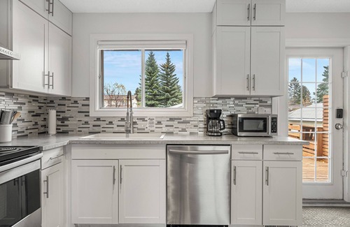 Cedarbrae House | Spacious Space, Sleeps 8, Close to Spruce Meadows