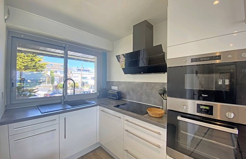 Larmor-Plage Apartment | Spacious studio with terrace, sea and shops 700m, private parking, Wi-Fi included