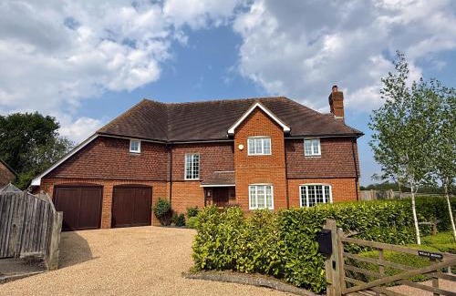 Cranbrook House | Spacious Stylish Modern House - Sleeps 12 5BR