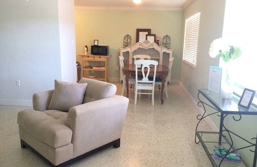 Sea Park Homes House | Spacious & Sunny, Beach Cottage - Walk to Beach